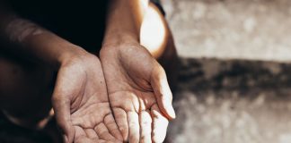 Πίσω από τη βιτρίνα της επαιτείας και της σεξουαλικής εκμετάλλευσης: Τα κυκλώματα και τα ανήλικα θύματα