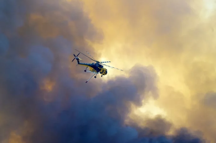 Φωτιά στα Μεταξάτα Κεφαλονιάς – 112 για εκκένωση προς Αργοστόλι, σηκώθηκαν τέσσερα εναέρια