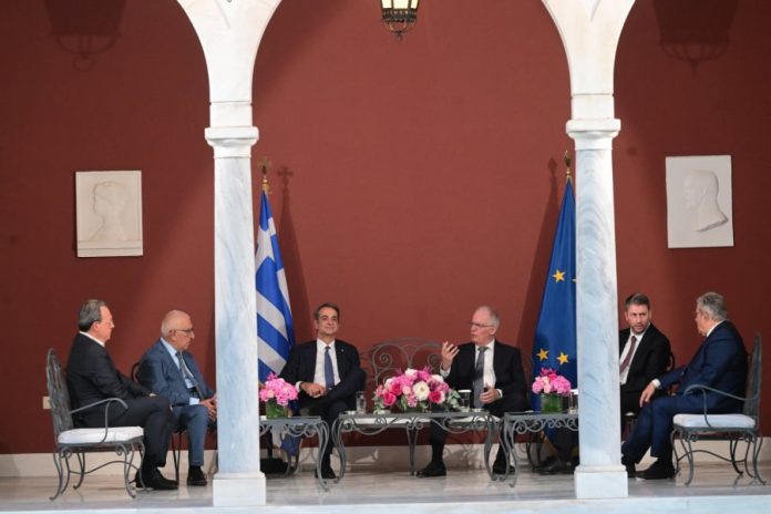 Ο έντονος διάλογος Μητσοτάκη – Φάμελλου στο κιόσκι του προεδρικού
