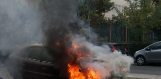 Θεσσαλονίκη: Στις φλόγες αυτοκίνητο δίπλα από τον Σιδηροδρομικό Σταθμό – Στο σημείο η Πυροσβεστική