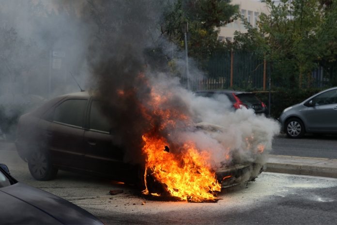 Θεσσαλονίκη: Στις φλόγες αυτοκίνητο δίπλα από τον Σιδηροδρομικό Σταθμό – Στο σημείο η Πυροσβεστική