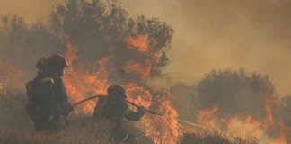 Aναζωπύρωση της φωτιάς στην Ιεράπετρα – Νέο μήνυμα από το 112 για εκκένωση τεσσάρων οικισμών