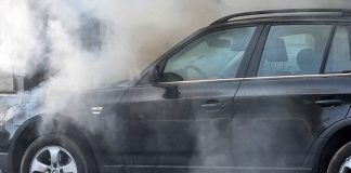 Θεσσαλονίκη: Δύο αυτοκίνητα τυλίχτηκαν στις φλόγες σε πυλωτή