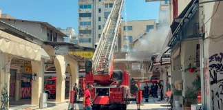 Φωτιά στο κέντρο της Θεσσαλονίκης: Ξεκίνησε από κλειστό κατάστημα και επεκτάθηκε, δείτε βίντεο και φωτογραφίες