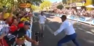 Χαμός στον Ποδηλατικό Γύρο της Γαλλίας: Φρουρός ασφαλείας όρμηξε σε διαδηλωτή που μπήκε στην πίστα (video)