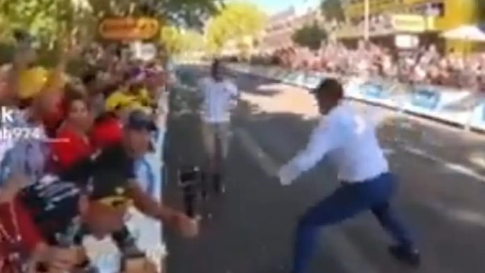 Χαμός στον Ποδηλατικό Γύρο της Γαλλίας: Φρουρός ασφαλείας όρμηξε σε διαδηλωτή που μπήκε στην πίστα (video)