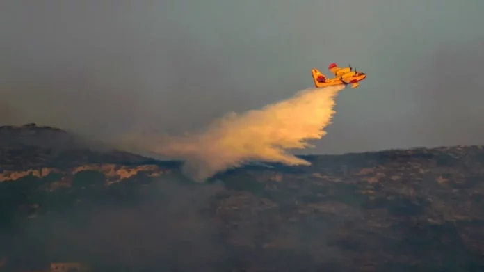 Αναζωπύρωση στα Κύθηρα, καίγεται δασική έκταση – 112 για εκκένωση τριών οικισμών