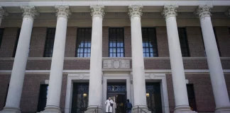 Ο Λευκός Οίκος απειλεί να ακυρώσει την διαπίστευση του Χάρβαρντ