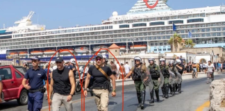 Οι δύο εικονιζόμενοι επικεφαλείς – δίπλα σε Έλληνα αξιωματικό της ΕΛ.ΑΣ – είναι Ισραηλινοί πράκτορες ;