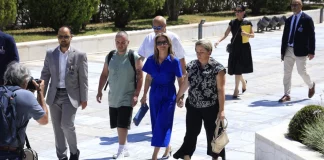 Στη Βουλή η Καρυστιανού – Κατέθεσε 1,3 εκατομμύρια υπογραφές για την κατάργηση του άρθρου 86 του Συντάγματος