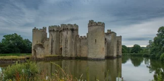 Σοβαρός τραυματισμός 37χρονου στη Βρετανία σε αναπαράσταση μάχης – Ξίφος διαπέρασε το κράνος της πανοπλίας του