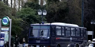 Διαδηλωτής συνελήφθη για επίθεση σε λεωφορείο της ΕΛ.ΑΣ. – Υπέβαλε μήνυση για ξυλοδαρμό, χειροπέδες και σε… αστυνομικό