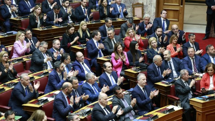 «Ψήνεται» γαλάζια ερώτηση για τους κυβερνητικούς χειρισμούς στα εθνικά θέματα – Ανησυχία στο Μαξίμου για «δάκτυλο» Σαμαρά