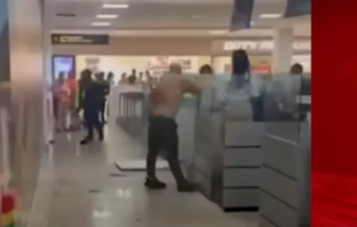 Οργισμένος ταξιδιώτης προκάλεσε χάος σε αεροδρόμιο: Έβριζε και προκάλεσε ζημιές – Του απαγορεύτηκε η είσοδος για 10 χρόνια