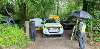 Ανατριχιαστική ανακάλυψη στην Κορνουάλη: Πολλά πτώματα βρέθηκαν σε δάσος – Μεγάλη αστυνομική επιχείρηση