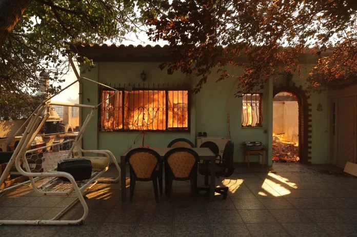 Φωτιά στο Κρυονέρι: Σε επιφυλακή η αστυνομία για τον φόβο πλιάτσικου στα καμένα σπίτια