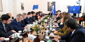 Επικοινωνιακή αντεπίθεση της κυβέρνησης με θετική ατζέντα, στη σκιά του σκανδάλου του ΟΠΕΚΕΠΕ και των… δημοσκοπήσεων