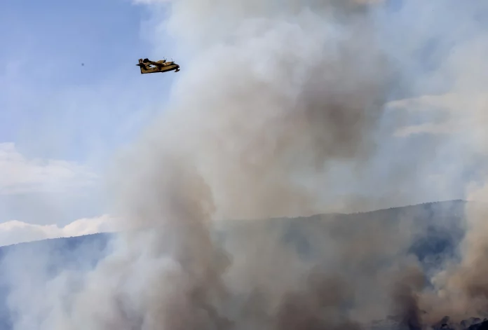 Πυρκαγιά στην Αγιά Λάρισας: Δύο πυροσβέστες με εγκαύματα στο Κέντρο Υγείας – Κάηκε όχημα