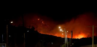 Κρήτη: Πύρινη κόλαση στην Αχλιά Λασιθίου – Ανεξέλεγκτη η πυρκαγιά, κάηκαν σπίτια, εκκενώθηκαν οικισμοί