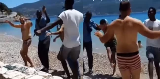 Το γλεντάνε με την ψυχή τους λαθρομετανάστες στη Σάμο, με… τραγούδια και χορό