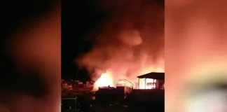 Φωτιά στη Λέσβο σε εργοστάσιο ανακύκλωσης στη Μόρια: Μήνυμα του 112 – “Κλείστε πόρτες και παράθυρα”