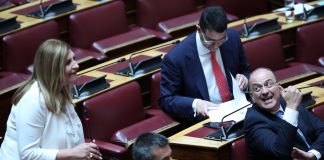 Βουλή: Ένταση ανάμεσα σε Λαζαρίδη και Λιακούλη – “Απαράδεκτο το σχόλιο περί “χουντικής” κυβέρνησης” – “Παρακολούθησε το μοντάζ της Ομάδας Αλήθειας”