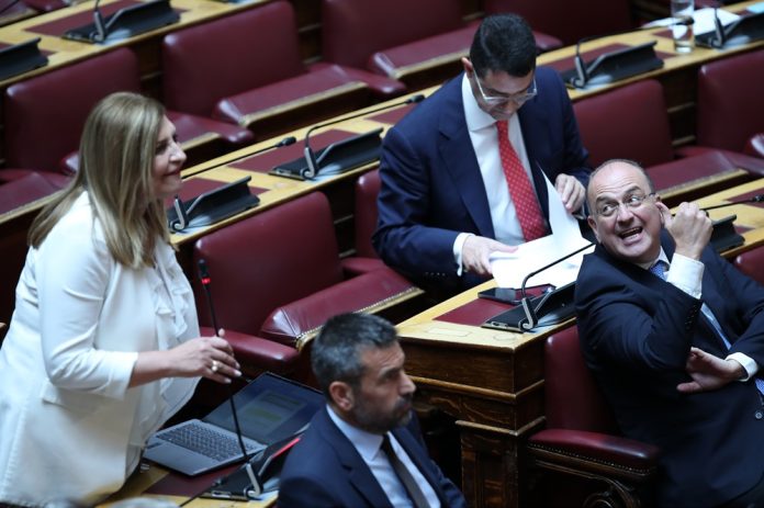 Βουλή: Ένταση ανάμεσα σε Λαζαρίδη και Λιακούλη – “Απαράδεκτο το σχόλιο περί “χουντικής” κυβέρνησης” – “Παρακολούθησε το μοντάζ της Ομάδας Αλήθειας”