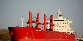 Βυθίζεται το ελληνόκτητο πλοίο μετά την ένοπλη επίθεση ανοιχτά της Υεμένης – Χτυπήθηκε με ρουκέτες, drones και αντιπλοϊκούς πυραύλους