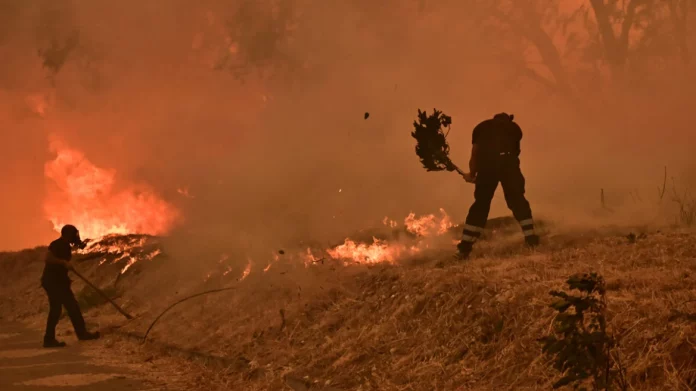 Μάχη με τις φλόγες σε Κύθηρα και Μεσσηνία – Χωρίς ενεργό μέτωπο η πυρκαγιά στην Αττική