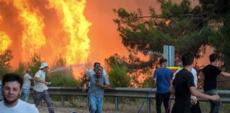 Στην κόλαση της Προύσας: 1.765 εκκενώσεις, νεκρός πυροσβέστης από ανακοπή και 76 ενεργά μέτωπα