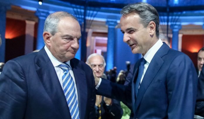Σε διάσταση οι σχέσεις Μητσοτάκη με Καραμανλή – Σε σύγχυση το γαλάζιο στρατόπεδο