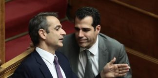 Κυβέρνηση: Οι εικόνες που καλλιεργούν το ακροδεξιό αφήγημα του «εχθρού» και η υποκρισία στο Προσφυγικό