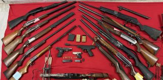 Θεσσαλονίκη: Χειροπέδες σε δύο άτομα για εμπόριο όπλων – Έκρυβαν οπλοστάσιο στα σπίτια τους (φωτο)