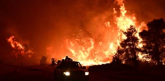 Η φωτιά καίει ανεξέλεγκτη και σε δύο μέτωπα – «Είναι σε αυλές σπιτιών στο Ασπροχώρι» λέει ο δήμαρχος Ωρωπού