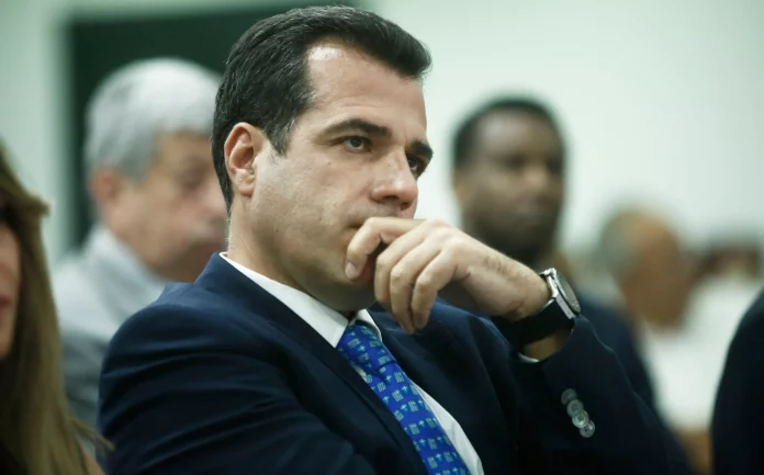 Χοντρό «δούλεμα» από τον Πλεύρη: Γεμίζει την Ελλάδα λαθρομετανάστες για να τους… απελάσει!