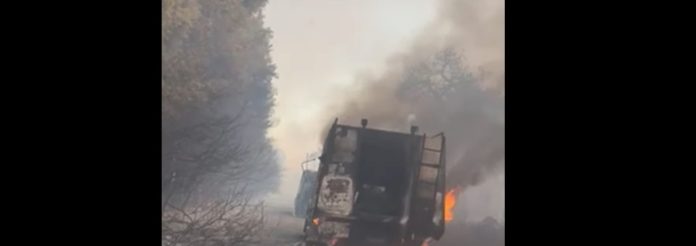 Φωτιά στην Εύβοια: Η στιγμή που δυο πυροσβεστικά οχήματα «παραδίδονται» στις φλόγες (VIDEO)