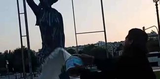Απίστευτο περιστατικό στη Θεσσαλονίκη: Ρασοφόρος έφτυσε και πέταξε μπογιές στο γλυπτό “Γυναίκα σε λεωφορείο” στην Αριστοτέλους (φωτο)