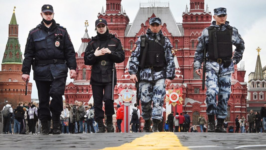 russian-police-patrols-red-square-moscow-1536x868
