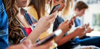 Η απαγόρευση των κινητών στην Ολλανδία βελτίωσε το σχολικό περιβάλλον, δείχνει έρευνα
