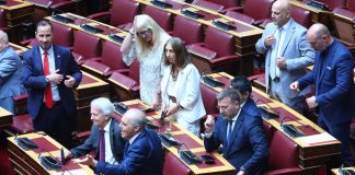 Βουλή – Τέμπη: Αποχώρησαν Ελληνική Λύση και Νίκη – επίθεση Βελόπουλου στον Κώστα Σημίτη