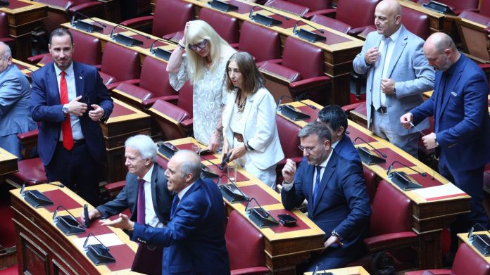 Βουλή – Τέμπη: Αποχώρησαν Ελληνική Λύση και Νίκη – επίθεση Βελόπουλου στον Κώστα Σημίτη