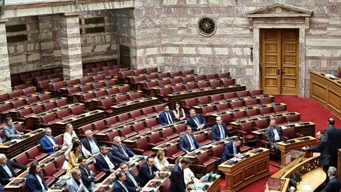 Βουλή-Παρωδία: 12 γαλάζια «ναι» σε προανακριτική για Αυγενάκη φοβήθηκε η ΝΔ κι έστειλε τους βουλευτές της στο Κολωνάκι