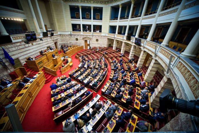 Σε εξέλιξη η συζήτηση στη Βουλή για την Προανακριτική – Παραίτηση Φλωρίδη ζητά η αντιπολίτευση μετά τις χυδαιότητες του υπ. Δικαιοσύνης