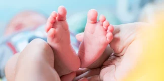 Μητέρα κατηγορείται ότι σκότωσε το μωρό της με πιστολάκι μαλλιών – Παραπέμπεται σε δίκη