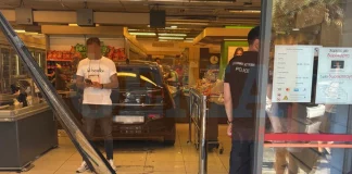 Αυτοκίνητο «εισέβαλε» σε σούπερ μάρκετ στην Πέτρου Ράλλη – 3 τραυματίες, ανάμεσά τους 2 παιδιά