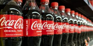 Για το χατίρι του Τραμπ: Η Coca Cola λανσάρει έκδοση με ζάχαρη από ζαχαροκάλαμο, διαμαρτύρονται οι παραγωγοί καλαμποκιού