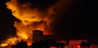 Φωτιά σε εργοστάσιο στα Μέγαρα: Αποπνικτική η ατμόσφαιρα από τους καπνούς – Μήνυμα του 112 «κλείστε πόρτες και παράθυρα», δείτε βίντεο
