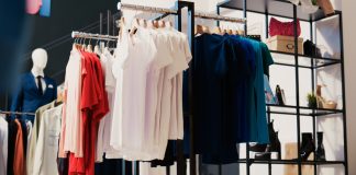 Συνελήφθησαν ανήλικες στην Πάτρα που έπαιρναν ρούχα από καταστήματα χωρίς να πληρώνουν