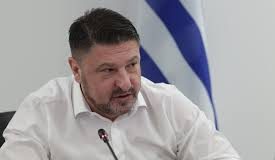 Ο εκβιαστής εργολάβος που μηνύει υπαλλήλους της περιφέρειας Αττικής, ο Χαρδαλιάς που πετάει χαρταετό και η καταγγελία του συλλόγου