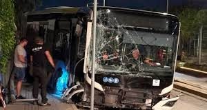 Ακυβέρνητο λεωφορείο για 150 μέτρα στη Βουλιαγμένης – Ξήλωσε κολώνες, πινακίδες, έπεσε σε περίφραξη κτηρίου